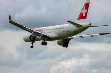 Zürih, İsviçre, 14 Eylül 2024 HB-JBF İsviçre uluslararası havayolları Bombacı CS-100 veya Airbus A220-100 uçakları bulutlu bir günde 14 nolu piste iniyor.