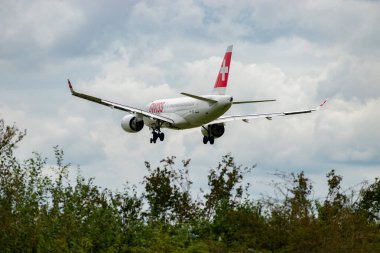 Zürih, İsviçre, 14 Eylül 2024 HB-JBF İsviçre uluslararası havayolları Bombacı CS-100 veya Airbus A220-100 uçakları bulutlu bir günde 14 nolu piste iniyor.