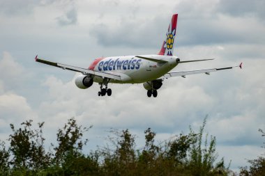 Zürih, İsviçre, 14 Eylül 2024 HB-IJU Edelweiss Air Airbus A320-214, bulutlu bir günde pist 14 'e iniyor.