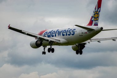Zürih, İsviçre, 14 Eylül 2024 HB-JJN Edelweiss Air Airbus A320-214, bulutlu bir günde pist 14 'e iniyor.