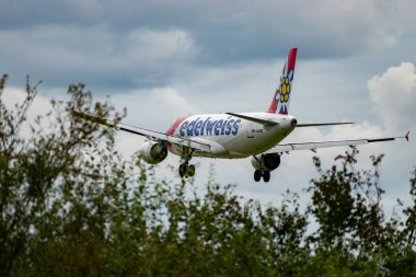 Zürih, İsviçre, 14 Eylül 2024 HB-JJN Edelweiss Air Airbus A320-214, bulutlu bir günde pist 14 'e iniyor.
