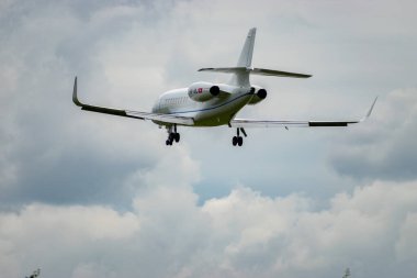Zürih, İsviçre, 14 Eylül 2024 HB-IBJ Dassault Falcon 2000 LXS iş uçağı bulutlu bir günde pist 14 'e iniyor.