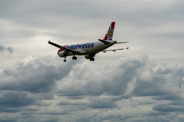 Zürih, İsviçre, 14 Eylül 2024 HB-IHZ Edelweiss Air Airbus A320-214, bulutlu bir günde pist 14 'e iniyor.