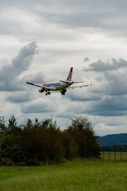 Zürih, İsviçre, 14 Eylül 2024 HB-JLS Edelweiss Air Airbus A320-214, bulutlu bir günde pist 14 'e iniyor.