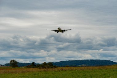 Zürih, İsviçre, 14 Eylül 2024 HB-JNI İsviçreli uluslararası havayolları Boeing 777-3DEER uçağı bulutlu bir günde 14. piste iniyor.