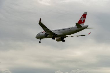 Zürih, İsviçre, 14 Eylül 2024 HB-JBA İsviçreli uluslararası havayolları Bombacı CS-100 veya Airbus A220-100 uçakları bulutlu bir günde 14 nolu piste iniyor.