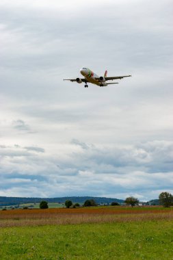 Zürih, İsviçre, 14 Eylül 2024 CS-TNY TAP Air Portugal Airbus A320-214, bulutlu bir günde pist 14 'e iniyor.