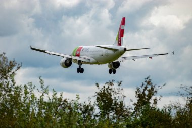 Zürih, İsviçre, 14 Eylül 2024 CS-TNY TAP Air Portugal Airbus A320-214, bulutlu bir günde pist 14 'e iniyor.