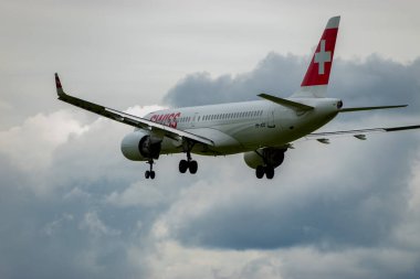 Zürih, İsviçre, 14 Eylül 2024 HB-JCU İsviçreli bombardıman uçağı CS-300 veya Airbus A220-300 uçağı bulutlu bir günde 14 nolu piste iniyor.