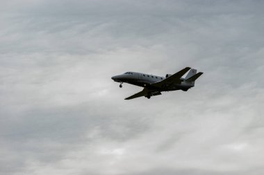 Zürih, İsviçre, 14 Eylül 2024 OE-GIP Cessna 560XL Citation XLS + iş uçağı bulutlu bir günde piste indi.