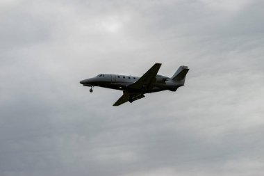 Zürih, İsviçre, 14 Eylül 2024 OE-GIP Cessna 560XL Citation XLS + iş uçağı bulutlu bir günde piste indi.