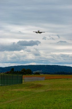 Zürih, İsviçre, 14 Eylül 2024 HB-AZL Helvetic Hava Yolları Embraer E195-E2 uçağı bulutlu bir günde 14. piste iniyor.