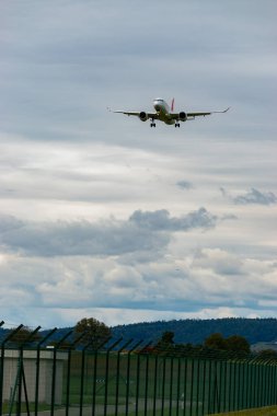 Zürih, İsviçre, 14 Eylül 2024 HB-JCN İsviçreli bombardıman uçağı CS-300 veya Airbus A220-300 uçağı bulutlu bir günde 14 nolu piste iniyor.
