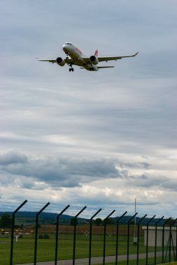 Zürih, İsviçre, 14 Eylül 2024 HB-JCN İsviçreli bombardıman uçağı CS-300 veya Airbus A220-300 uçağı bulutlu bir günde 14 nolu piste iniyor.