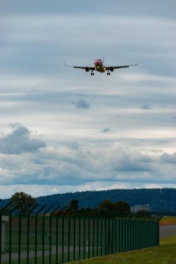 Zürih, İsviçre, 14 Eylül 2024 HB-JLT Edelweiss Air Airbus A320-214, bulutlu bir günde pist 14 'e iniyor.