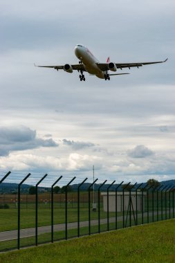Zürih, İsviçre, 14 Eylül 2024 HB-JHA İsviçre uluslararası havayolları Airbus A330-343, bulutlu bir günde pist 14 'e iniyor.
