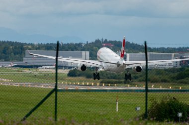 Zürih, İsviçre, 14 Eylül 2024 HB-JHA İsviçre uluslararası havayolları Airbus A330-343, bulutlu bir günde pist 14 'e iniyor.