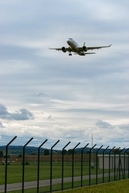 Zürih, İsviçre, 14 Eylül 2024 YL-ABP Hava Baltık Bombacısı CS-300 veya Airbus A220 uçağı bulutlu bir günde 14 nolu piste iniyor.