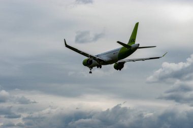 Zürih, İsviçre, 14 Eylül 2024 YL-ABP Hava Baltık Bombacısı CS-300 veya Airbus A220 uçağı bulutlu bir günde 14 nolu piste iniyor.