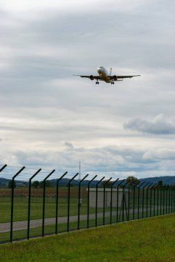 Zürih, İsviçre, 14 Eylül 2024 OE-LBQ Avusturya Havayolları Airbus A320-214, bulutlu bir günde pist 14 'e iniyor.