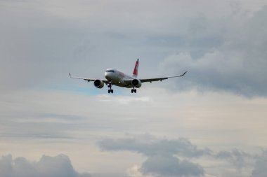 Zürih, İsviçre, 14 Eylül 2024 HB-JBH İsviçreli bombardıman uçağı CS-100 veya Airbus A220-100 uçağı bulutlu bir günde 14 nolu piste iniyor.