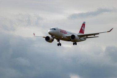 Zürih, İsviçre, 14 Eylül 2024 HB-JBH İsviçreli bombardıman uçağı CS-100 veya Airbus A220-100 uçağı bulutlu bir günde 14 nolu piste iniyor.