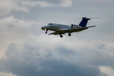 Zürih, İsviçre, 14 Eylül 2024 9H-GMG Tyrolean Cessna 650 Citation VII iş uçağı bulutlu bir günde pist 14 'e iniyor.