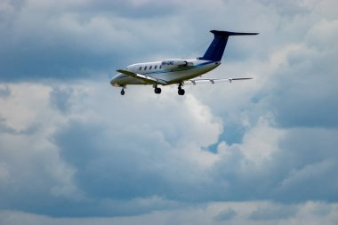 Zürih, İsviçre, 14 Eylül 2024 9H-GMG Tyrolean Cessna 650 Citation VII iş uçağı bulutlu bir günde pist 14 'e iniyor.