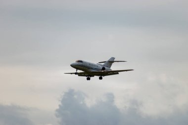 Zürih, İsviçre, 14 Eylül 2024 LY-LTA Hawker 800XP iş uçağı bulutlu bir günde 14. piste iniyor.