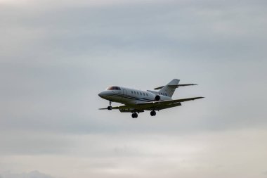 Zürih, İsviçre, 14 Eylül 2024 LY-LTA Hawker 800XP iş uçağı bulutlu bir günde 14. piste iniyor.
