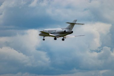 Zürih, İsviçre, 14 Eylül 2024 LY-LTA Hawker 800XP iş uçağı bulutlu bir günde 14. piste iniyor.