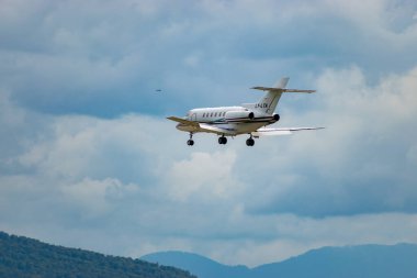 Zürih, İsviçre, 14 Eylül 2024 LY-LTA Hawker 800XP iş uçağı bulutlu bir günde 14. piste iniyor.