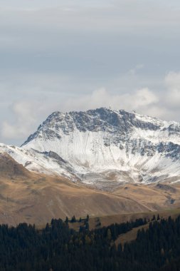 Arosa, İsviçre, 12 Ekim 2024 Kar, güneşli bir sonbahar gününde dağları kapladı