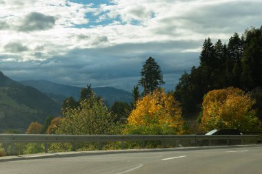 Arosa bölgesi, İsviçre, 12 Ekim 2024 Sonbaharda yollarda renkli manzara