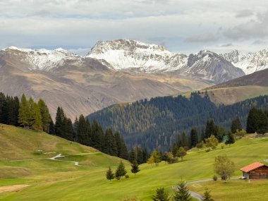 Arosa, İsviçre, 12 Ekim 2024 Güneşli bir sonbahar gününde göz kamaştırıcı dağ manzarası