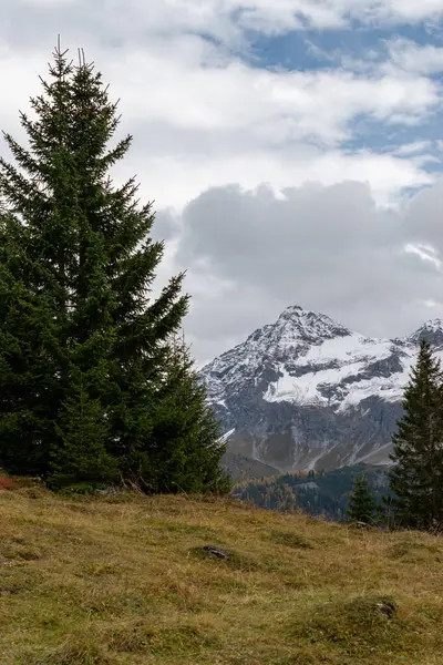 Arosa, İsviçre, 12 Ekim 2024 Güneşli bir sonbahar gününde muhteşem kar tepeleri kapladı