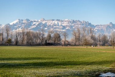 Vaduz, Lihtenştayn, 31 Aralık 2024 güneşli bir kış gününde alp manzaralı görkemli manzara