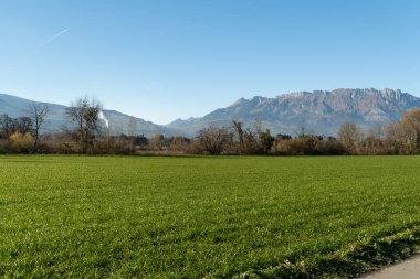 Schaan, Lihtenştayn, 16 Kasım 2024 Güneşli bir günde bisiklet turu sırasında kırsal ve alp manzarası