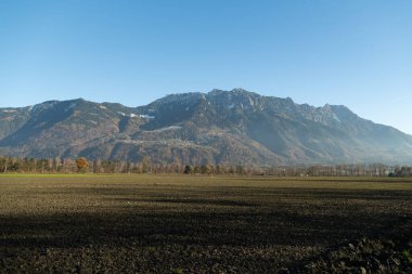 Schaan, Lihtenştayn, 16 Kasım 2024 Güneşli bir günde bisiklet turu sırasında kırsal ve alp manzarası