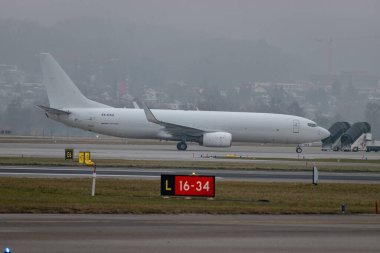 Zürih, İsviçre, 19 Ocak 2025 4X-EKZ El Al İsrail havayolu şirketi Boeing 737-86N uçağı Davos 'taki dünya ekonomik forumu sırasında konumuna doğru ilerliyor.