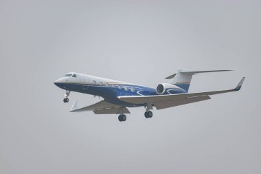 Zürih, İsviçre, 19 Ocak 2025 N-393VF Güneş hava jetleri Gulfstream G500 uçakları, Davos 'taki dünya ekonomik forumu sırasında sisli bir günde 14. piste iniyor.