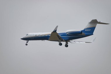 Zürih, İsviçre, 19 Ocak 2025 N-393VF Güneş hava jetleri Gulfstream G500 uçakları, Davos 'taki dünya ekonomik forumu sırasında sisli bir günde 14. piste iniyor.