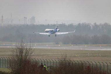 Zürih, İsviçre, 19 Ocak 2025 N-393VF Güneş hava jetleri Gulfstream G500 uçakları, Davos 'taki dünya ekonomik forumu sırasında sisli bir günde 14. piste iniyor.