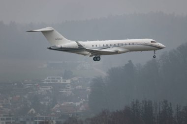Zürih, İsviçre, 19 Ocak 2025 N-726AF Global Bombardıman uçağı Davos 'taki dünya ekonomik forumunda sisli bir günde 14. piste iniyor.