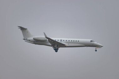 Zürih, İsviçre, 19 Ocak 2025 9H-WFC AirX Embraer Havaalanı 600 uçak Davos 'taki dünya ekonomik forumu sırasında sisli bir günde 14 numaralı piste iniyor.