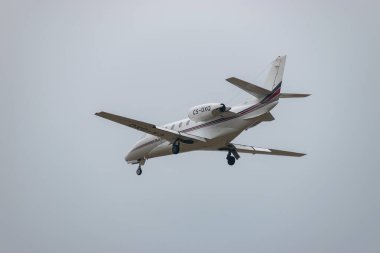 Zürih, İsviçre, 19 Ocak 2025 CS-DXQ Net Jets Europe Cessna 560XL Citation XLS uçağı, Davos 'taki dünya ekonomik forumunda sisli bir günde 14 numaralı piste iniyor.