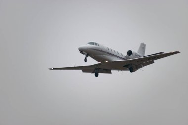 Zürih, İsviçre, 19 Ocak 2025 CS-DXQ Net Jets Europe Cessna 560XL Citation XLS uçağı, Davos 'taki dünya ekonomik forumunda sisli bir günde 14 numaralı piste iniyor.