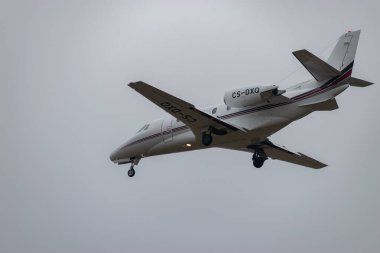 Zürih, İsviçre, 19 Ocak 2025 CS-DXQ Net Jets Europe Cessna 560XL Citation XLS uçağı, Davos 'taki dünya ekonomik forumunda sisli bir günde 14 numaralı piste iniyor.