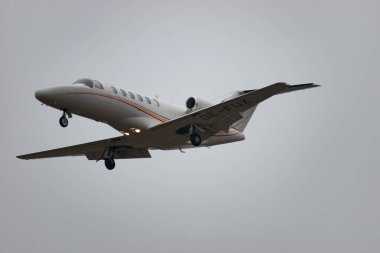 Zürih, İsviçre, 19 Ocak 2025 OE-FUX Bairline Cessna 525A Citation CJ2 uçağı, Davos 'taki dünya ekonomik forumunda sisli bir günde 14 numaralı piste iniyor.