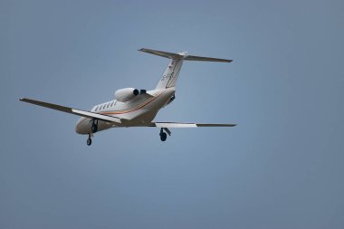 Zürih, İsviçre, 19 Ocak 2025 OE-FUX Bairline Cessna 525A Citation CJ2 uçağı, Davos 'taki dünya ekonomik forumunda sisli bir günde 14 numaralı piste iniyor.